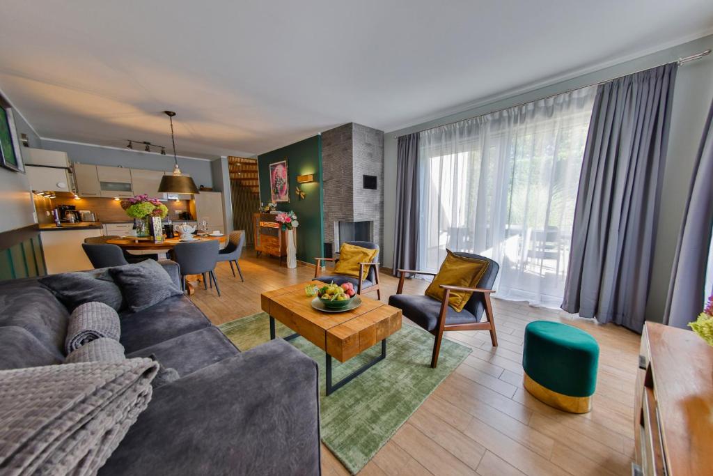 a living room with a couch and a table at Green Eagle Lodge in Lebbin