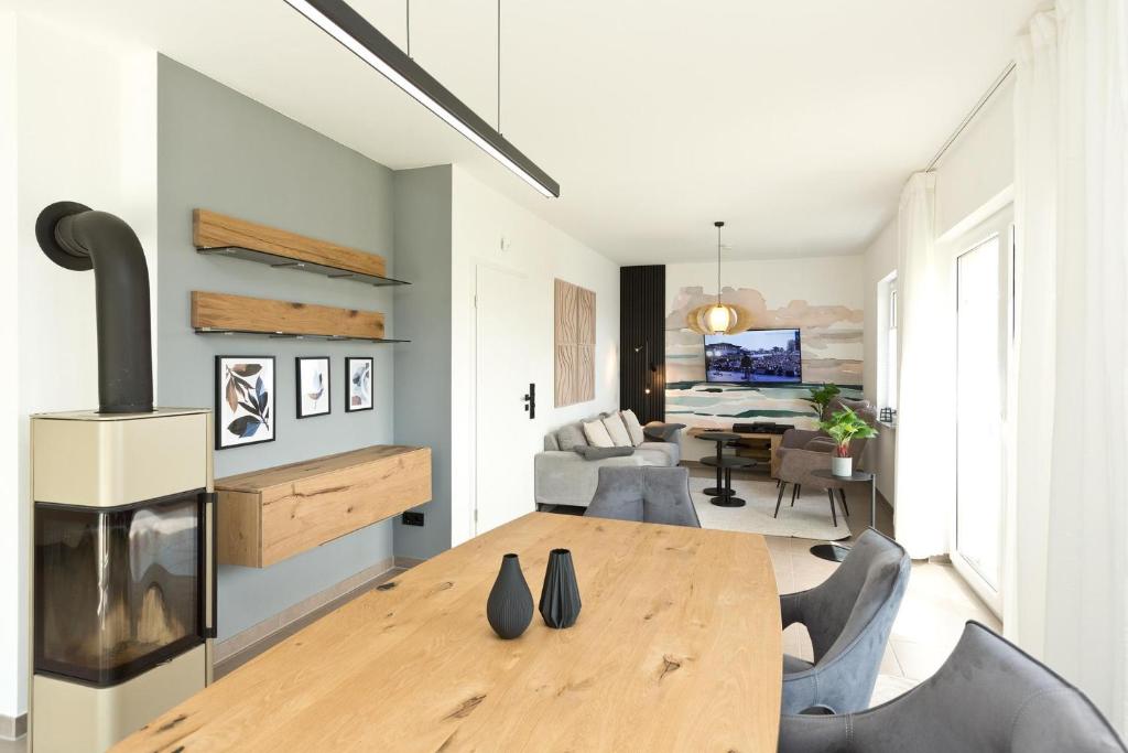 een keuken en woonkamer met een tafel en stoelen bij Seegasse in Unter Göhren