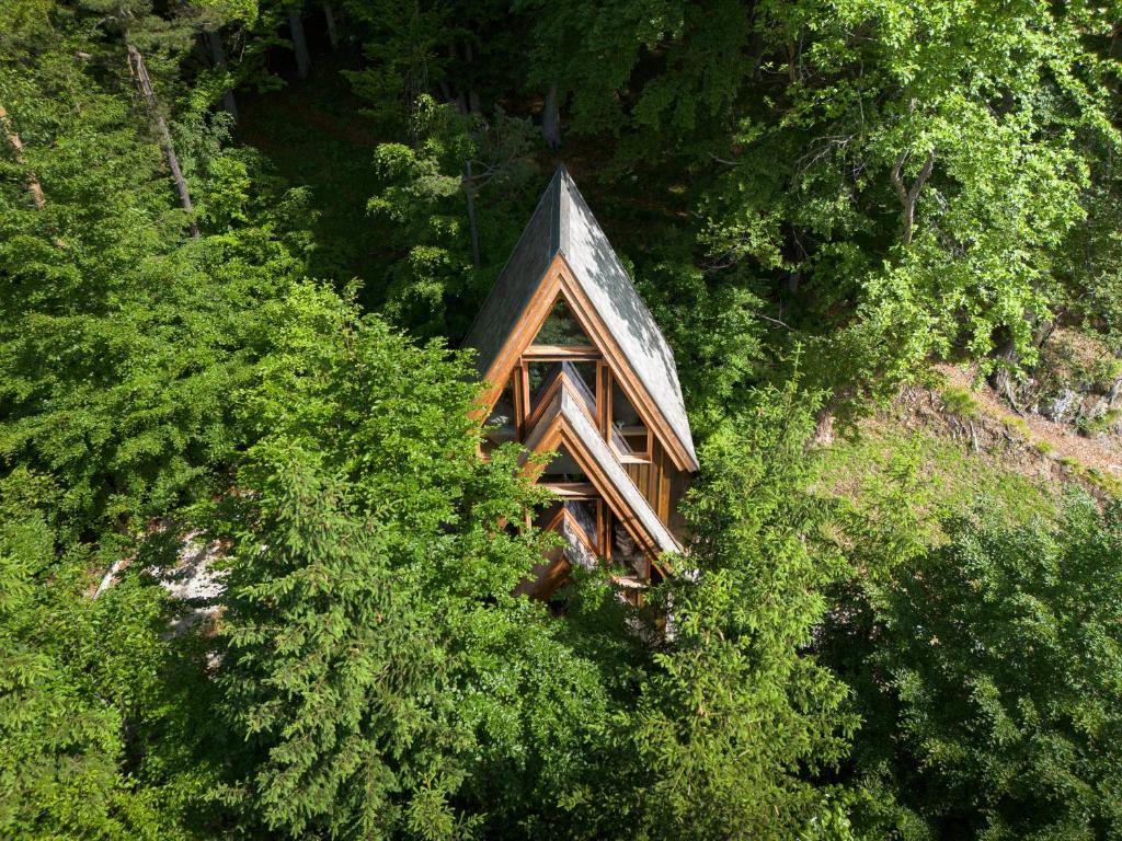 an overhead view of a cabin in the trees at Il Pino in Tarvisio