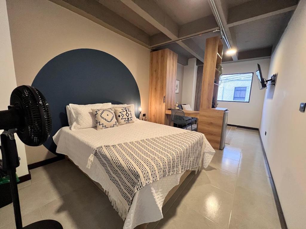 a bedroom with a bed and a large window at Moore 45 Tu Espacio Comodo en Medellín in Medellín