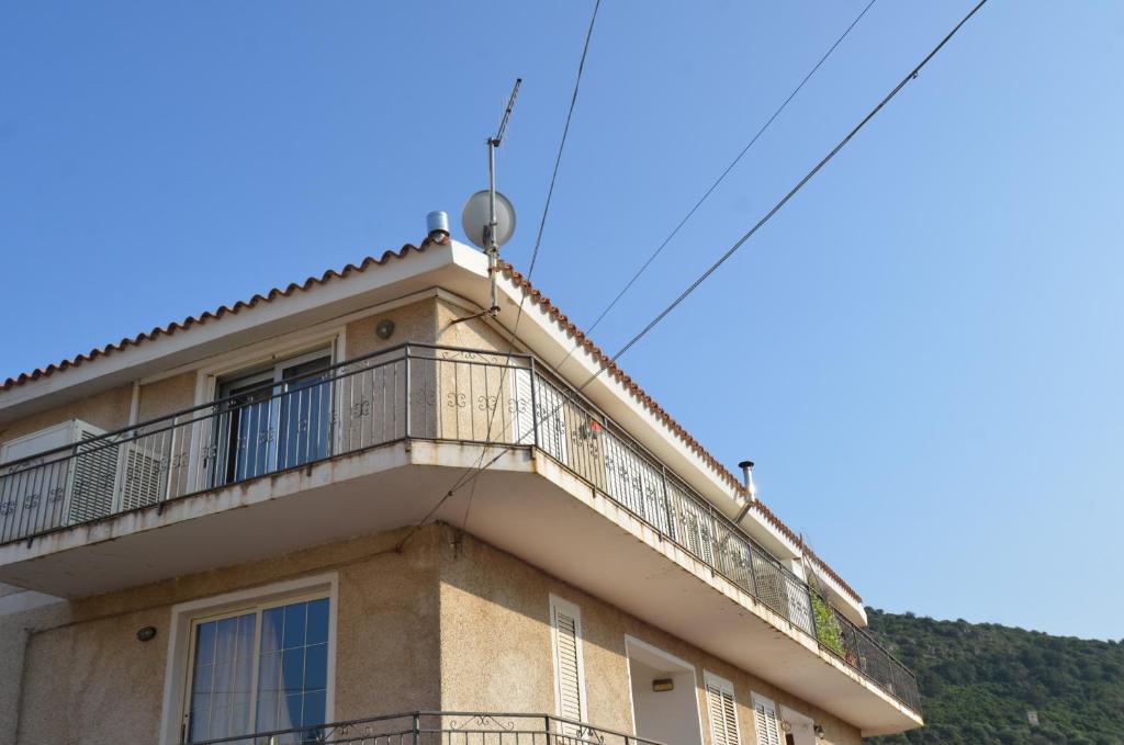 Το κτήριο όπου στεγάζεται  το διαμέρισμα