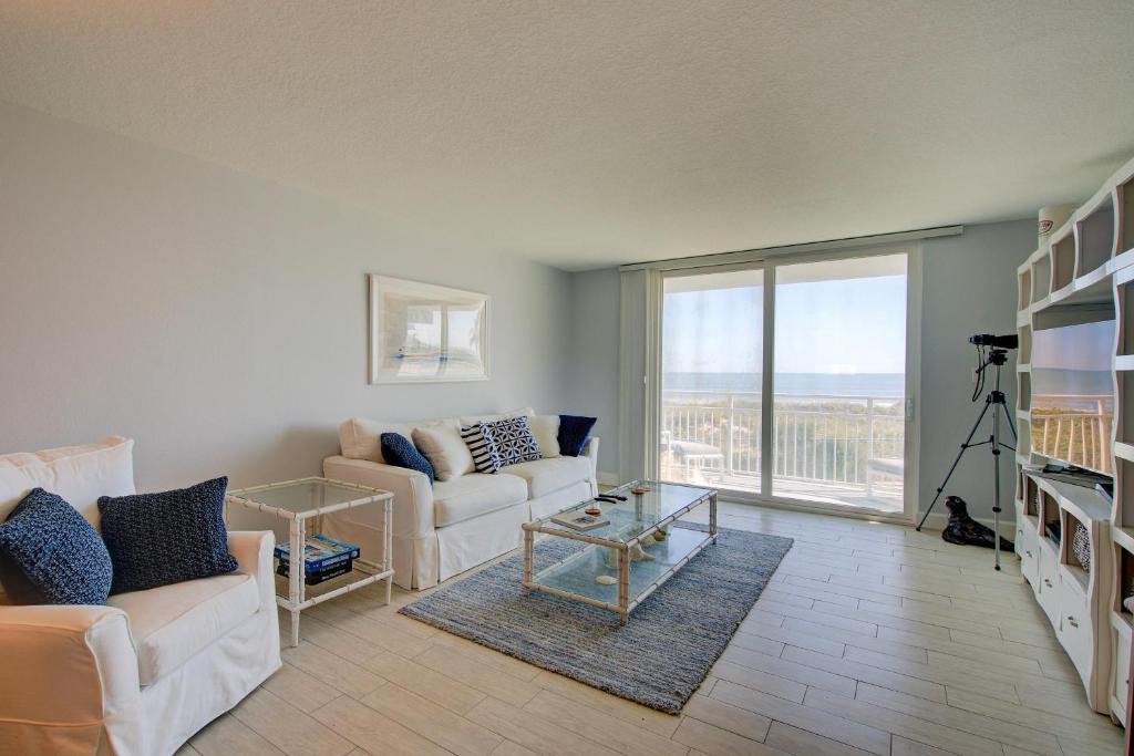 Χώρος καθιστικού στο Steps to Sand Ocean-View Condo in Cocoa Beach!