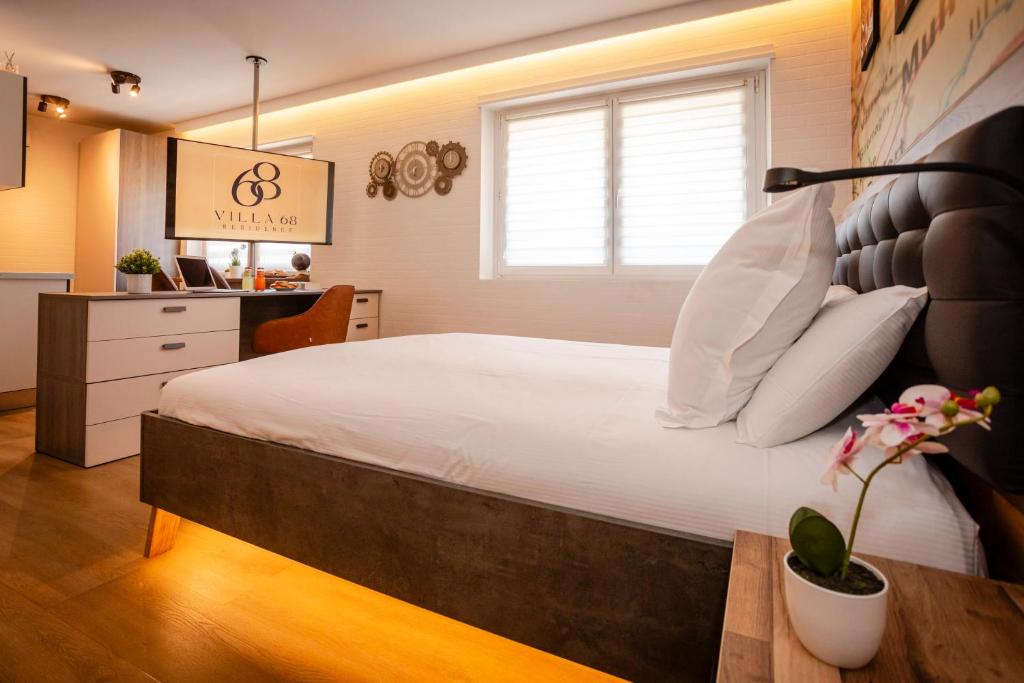 a bedroom with a large bed with white pillows at Explorer, Proche Basel, Voyage, Style & Confort in Saint-Louis