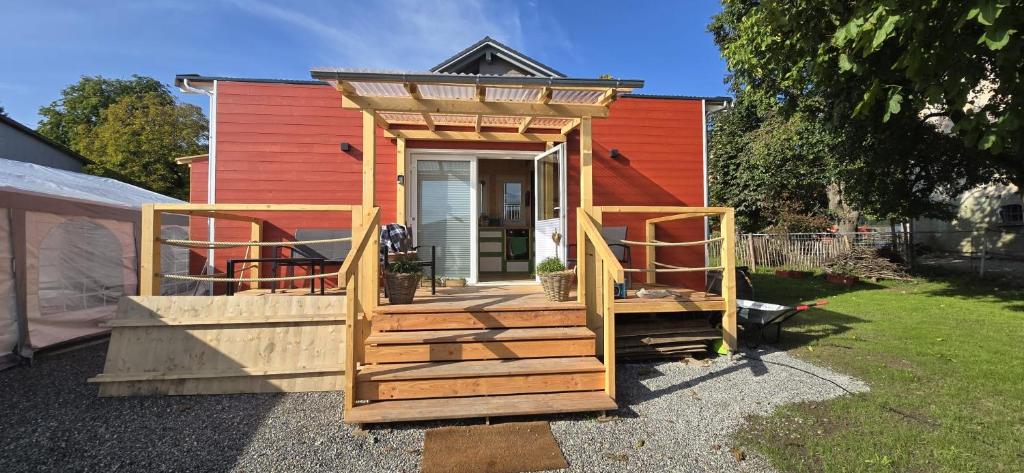 a house with a wooden ramp leading to a door at Tiny House Reichle in Boms