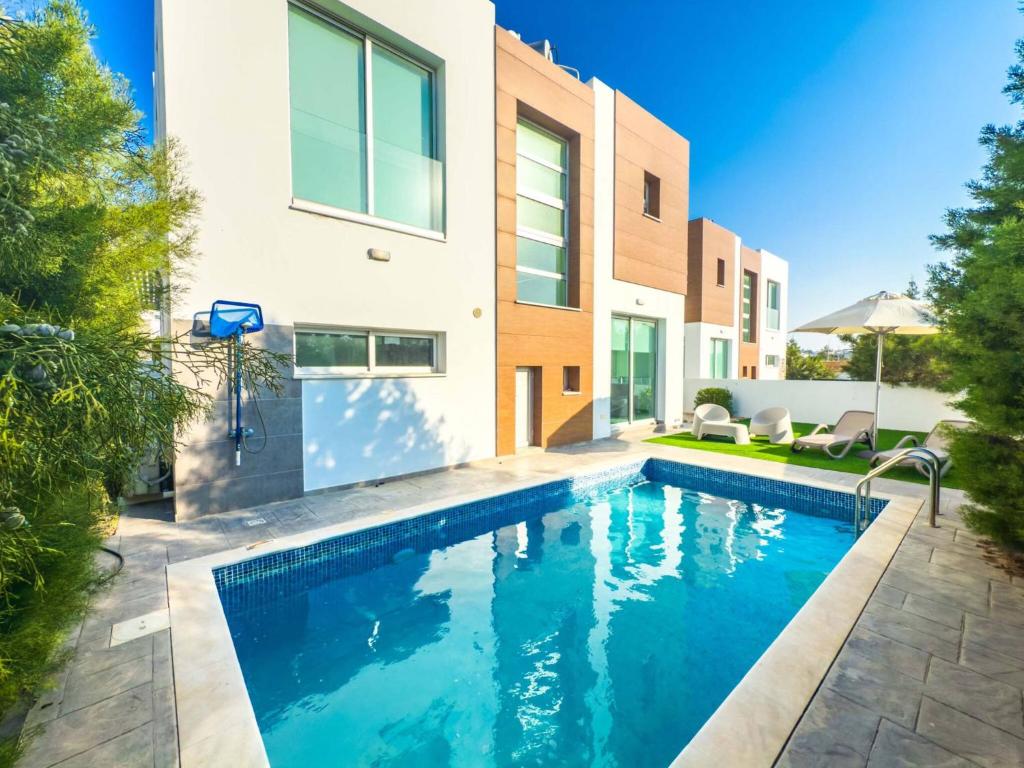 een zwembad in de achtertuin van een huis bij Alassia Blue Villa in Protaras