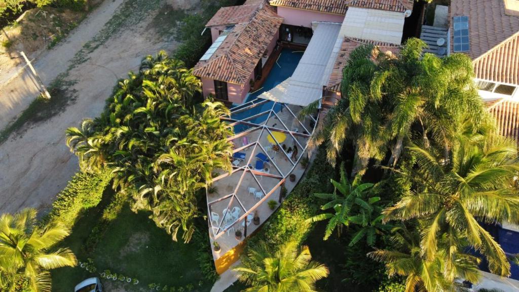 una vista aerea di una casa con palme di Casa Barco Ferradura - Pousada a Búzios