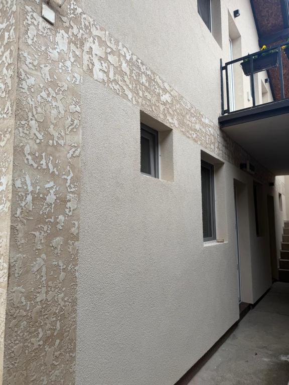 a side of a building with a wall with graffiti at Sobe Tanja in Subotica
