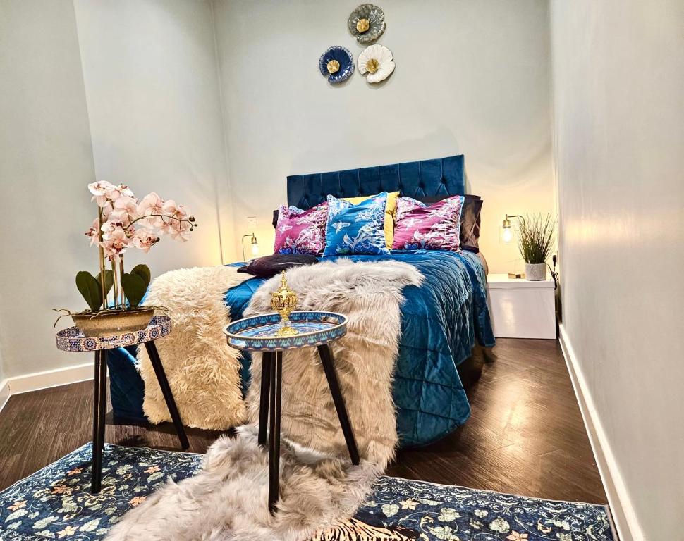 ein Schlafzimmer mit einem blauen Bett und einem Tisch in der Unterkunft The Skyline 2 - London Heathrow Stunning Private Studio Apartment - Family Friendly & Fully Equipped in Harmondsworth