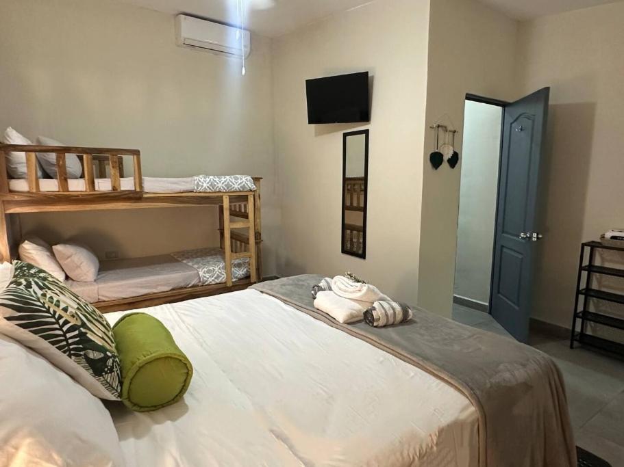 una camera con due letti a castello e una tv di Pool • Fire Pit • Game Room • Resort Access a Los Cóbanos