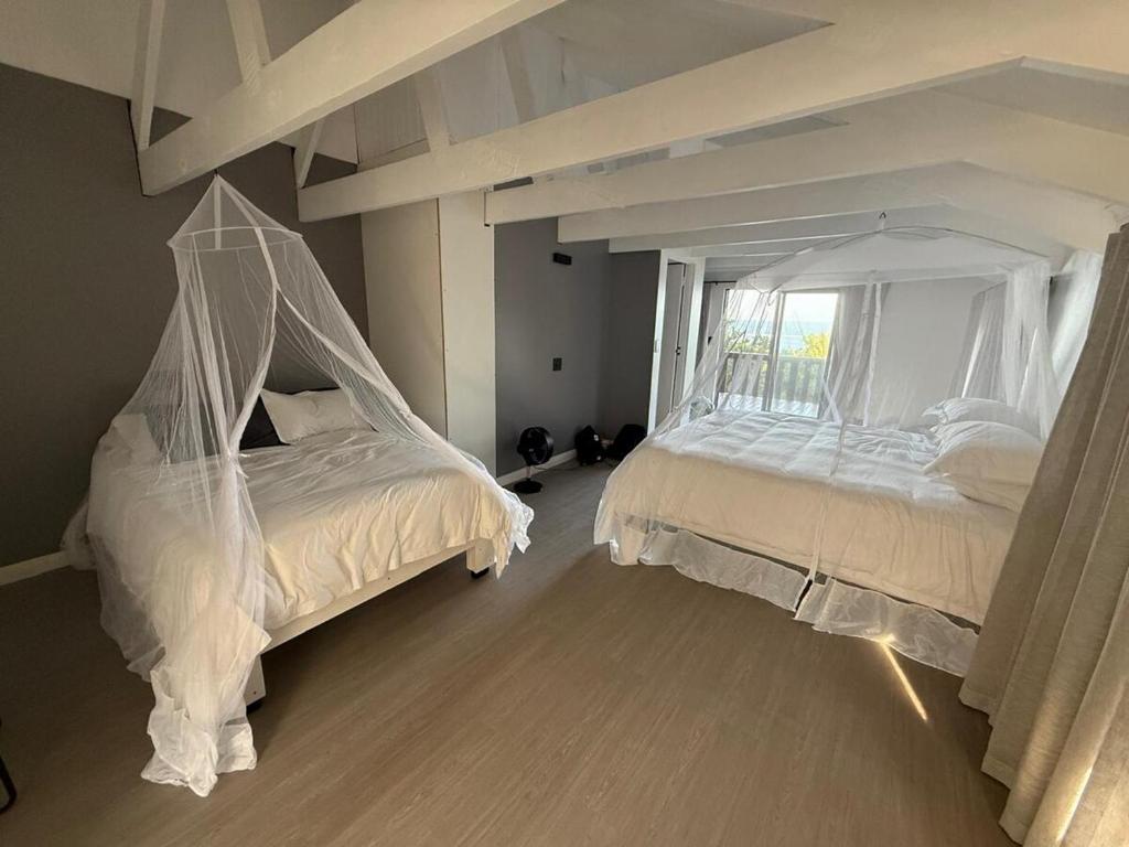 Una cama o camas en una habitación de Altitude Oasis