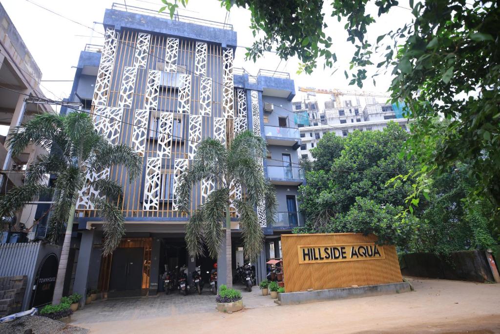 ein Gebäude mit einem Schild davor in der Unterkunft Hillside Aqua in Bhubaneshwar
