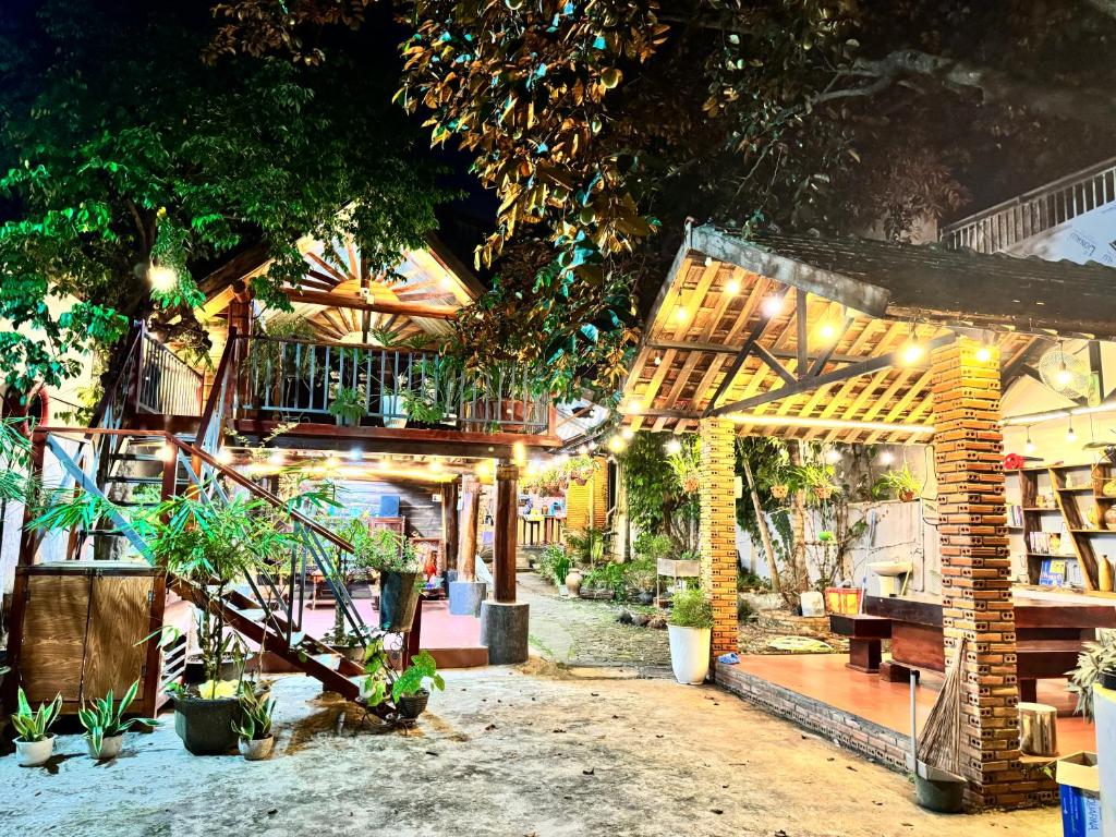 Κήπος έξω από το Nhà Sàn Bên Suối