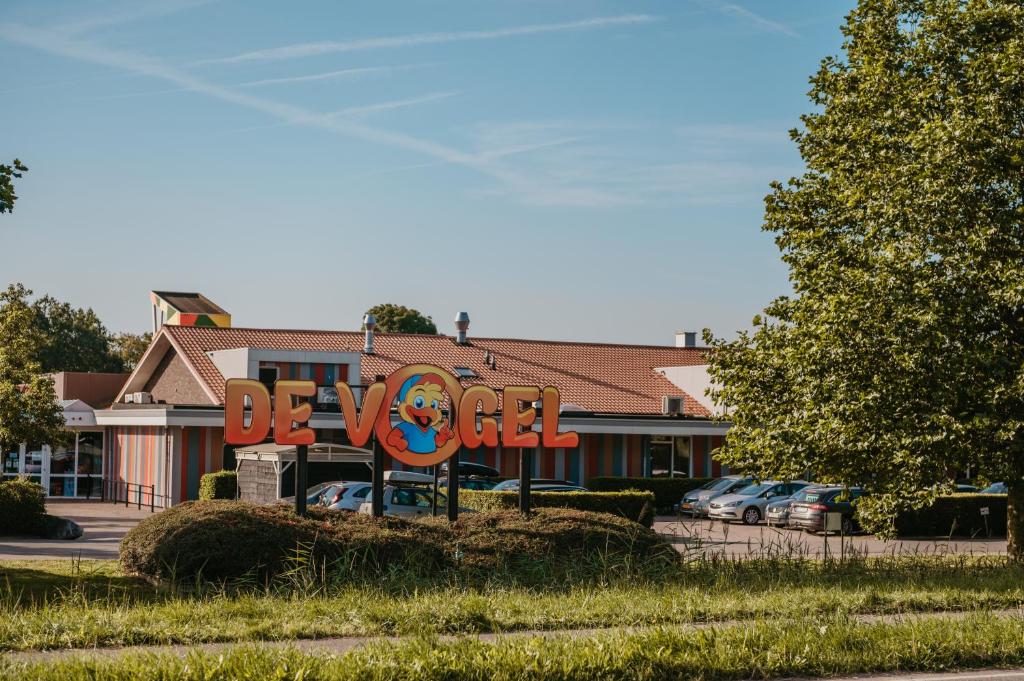 ein aufblasbares Schild vor einem Hotel in der Unterkunft Camping de Vogel in Hengstdijk