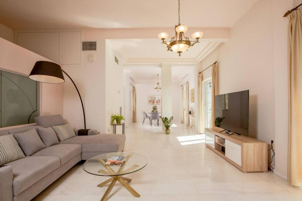 The White Marble Luxury City Apt
