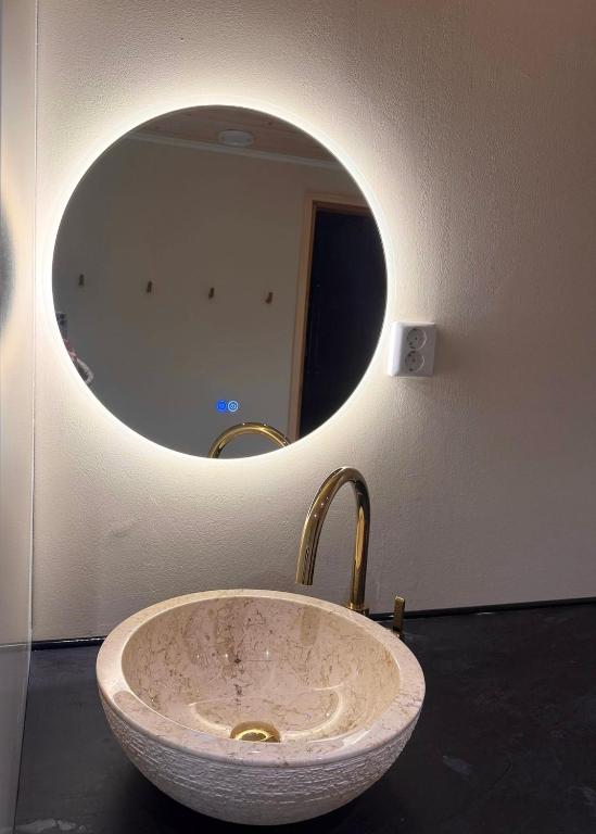 y baño con lavabo y espejo. en Elfs Retreat close to Santa Claus Village, en Rovaniemi