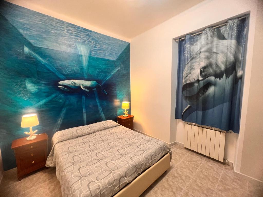 Coralli di Mare - 5 Terre JRE في لا سبيتسيا: غرفة نوم بها سرير ولوحة كبيرة على الحائط