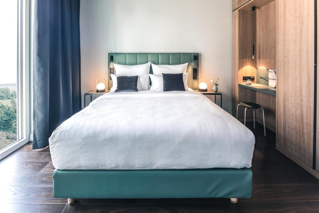 Un pat sau paturi într-o cameră la SOLLER Business Hotel - Munich Airport MUC