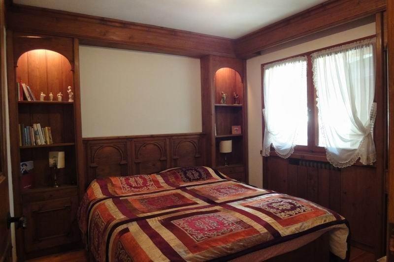 een slaapkamer met een bed en twee ramen bij Ca' Donatella - Mountain View Terrace & Parking in Cortina dʼAmpezzo