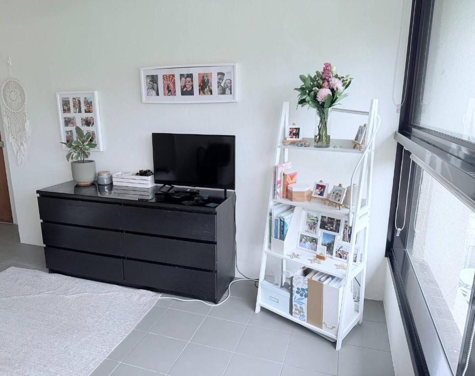 Una habitación con una cómoda negra y un televisor. en Potts Point Cozy Studio Near Parks Water, en Sídney