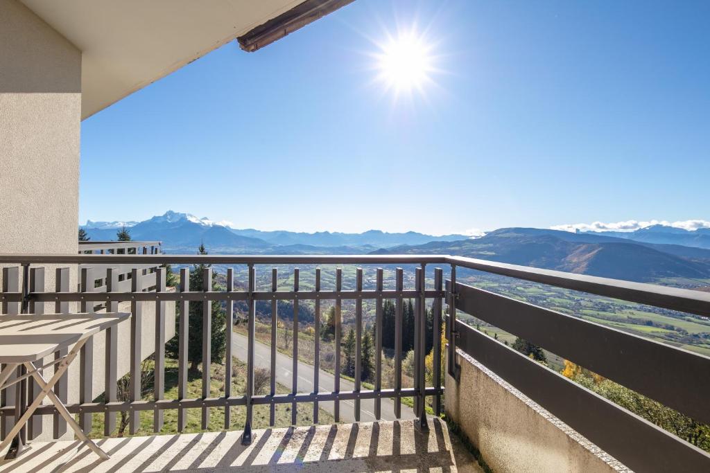 a balcony with a view of the mountains at Les Crocus - Magnifique Vue Montagne in Comboursière