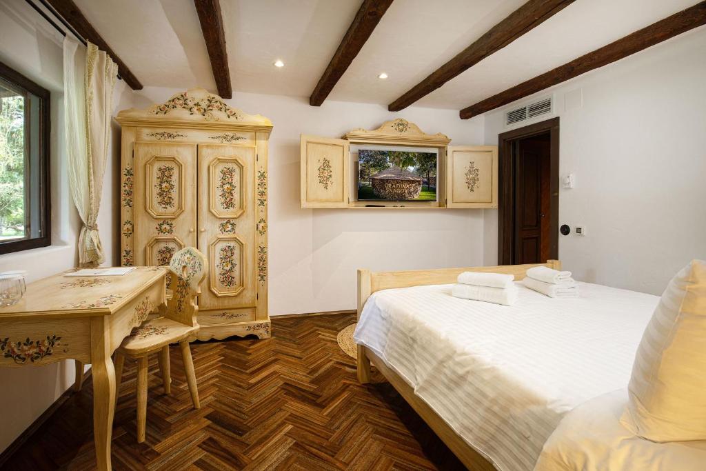 Ένα ή περισσότερα κρεβάτια σε δωμάτιο στο Gradina Snagov