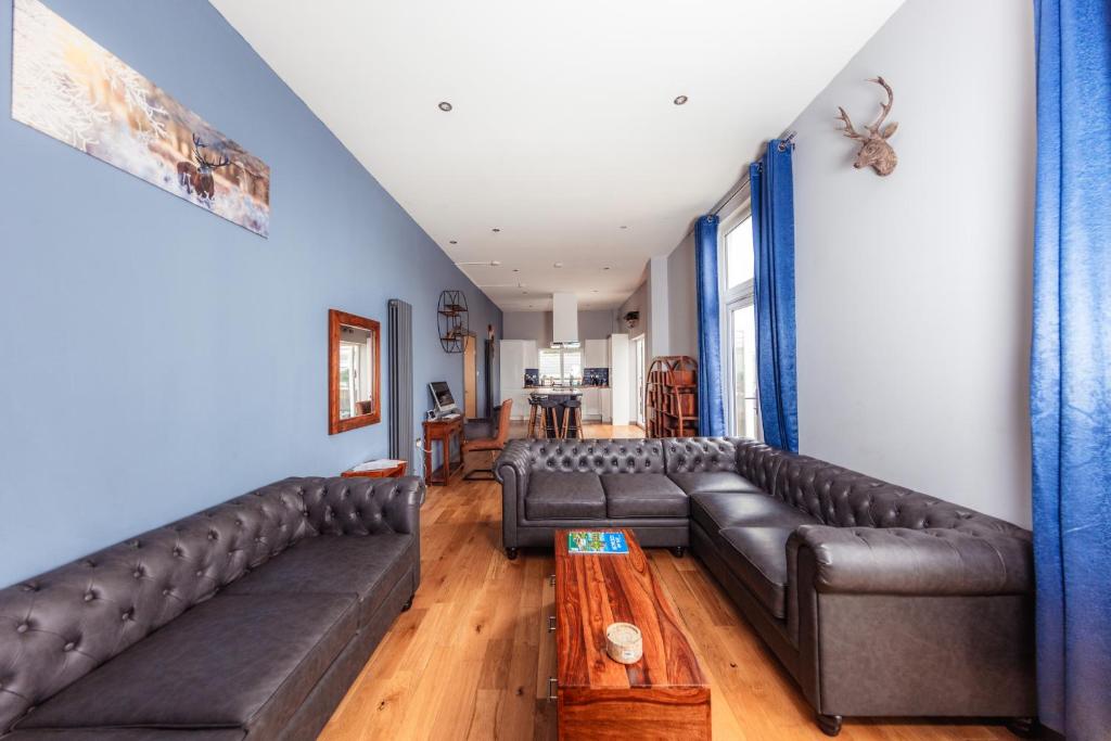 Χώρος καθιστικού στο Seaview Cottage Schoolhouse 2