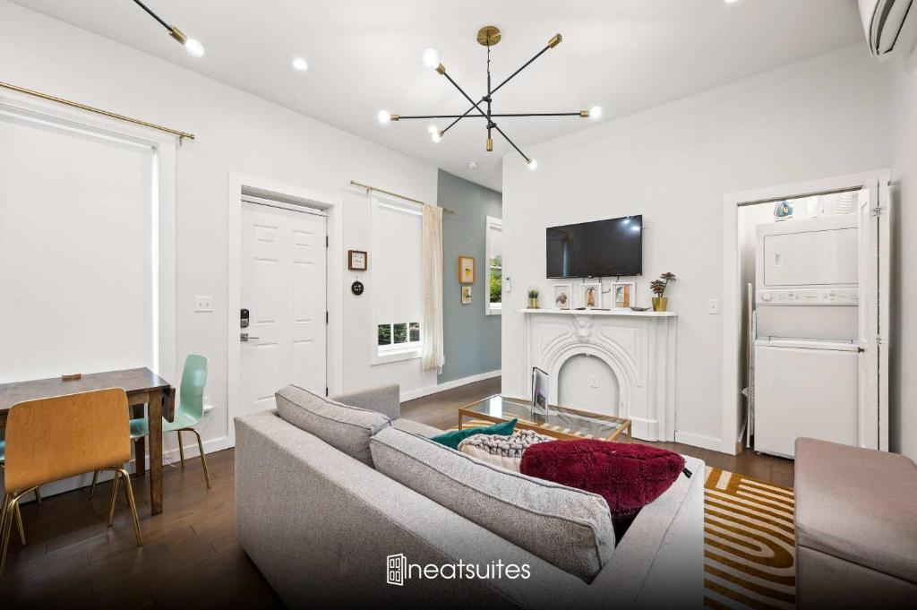 Un televizor și/sau centru de divertisment la Free Downtown Parking Walk to Stadiums and Shopping