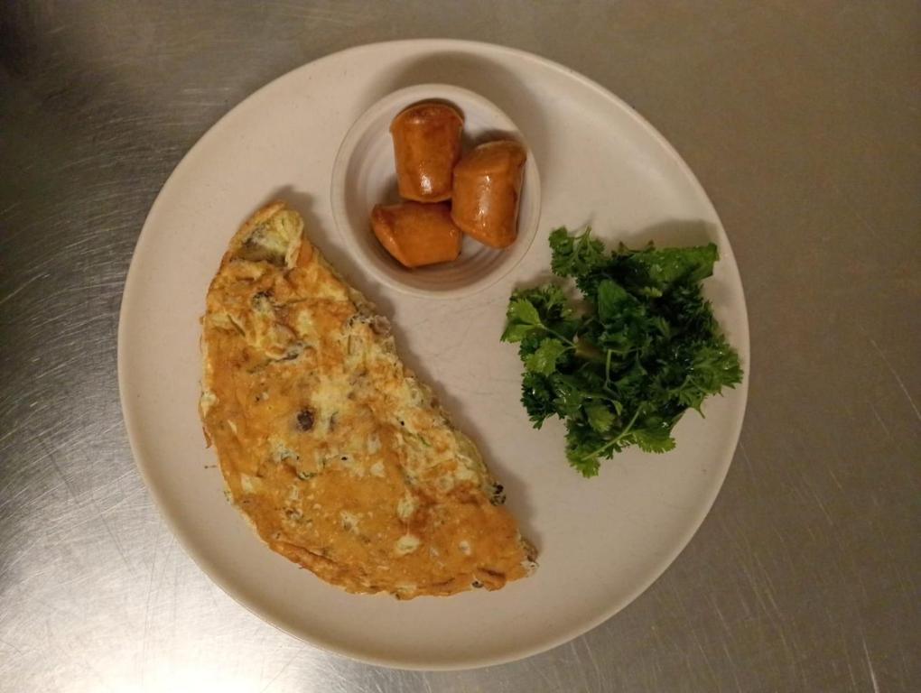 un piatto di cibo con omelette e verdure di Omandi Villa a Weligama