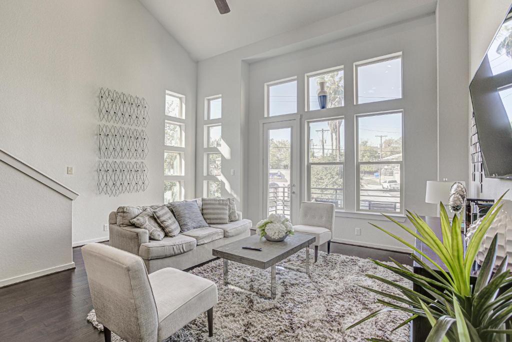 Posezení v ubytování Gorgeous 4 Bed Home on St Mary's - Minutes to Riverwalk/Pearl