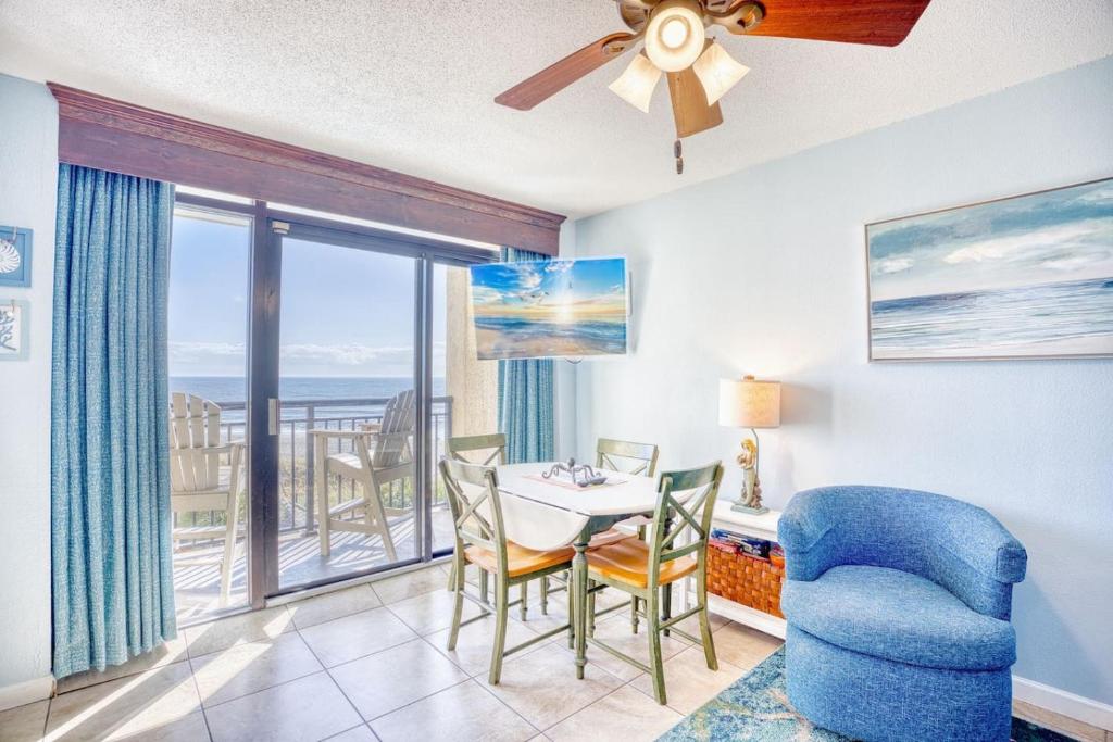 een eetkamer met een tafel en stoelen en een balkon bij Beach Cove Resort Unit 321 with Direct Oceanfront Balcony in Myrtle Beach