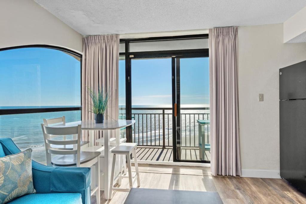 un salon avec vue sur l'océan dans l'établissement Beach Cove Resort Unit 1106 - End Condo with Direct Oceanfront Balcony, à Myrtle Beach