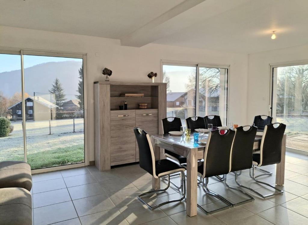 ein Esszimmer mit Tisch und Stühlen in der Unterkunft La Marceline, maison proche du village in Charavines