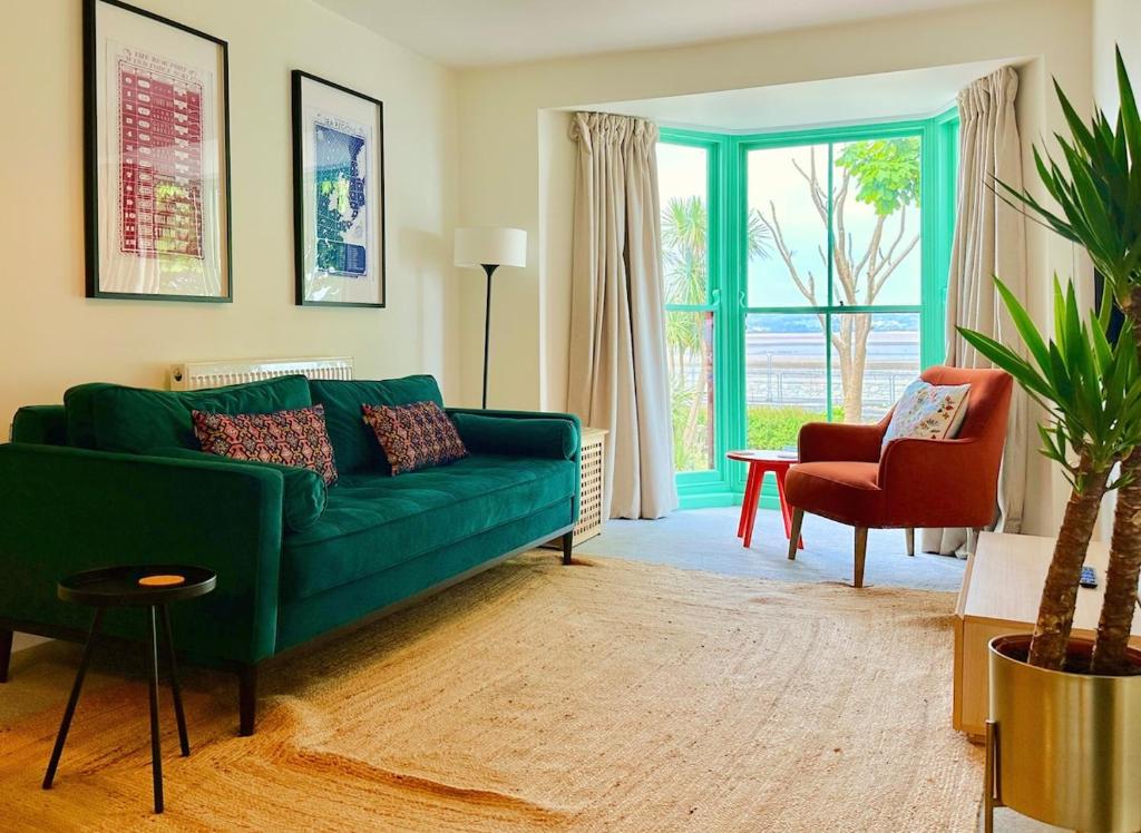 The Kittiwakes Perch في ذا مامبلز: غرفة معيشة مع أريكة خضراء وكرسي