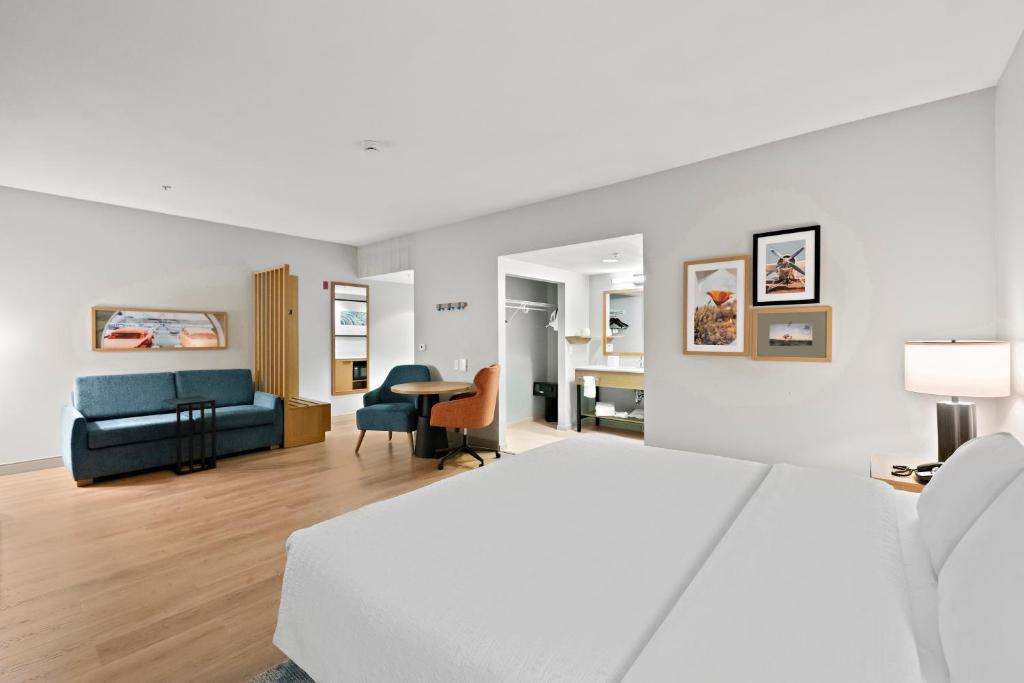 ein Hotelzimmer mit einem Bett und einem Wohnzimmer in der Unterkunft Hampton Inn & Suites Lancaster in Lancaster
