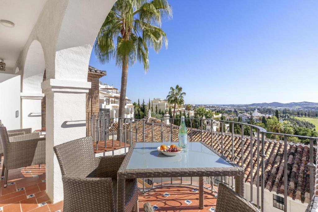 einen Tisch auf einem Balkon mit einer Schale Obst in der Unterkunft Puebla Aida II in Santa Fe de los Boliches