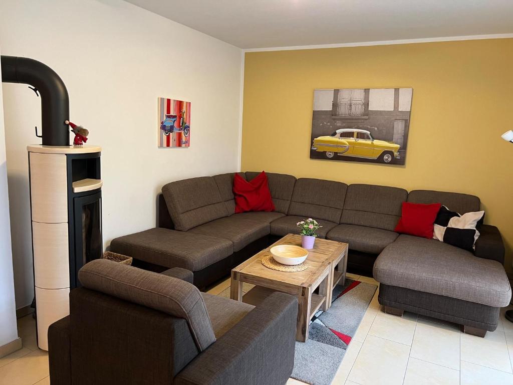 unter den Kiefern 99 في Marienfelde: غرفة معيشة مع أريكة وطاولة