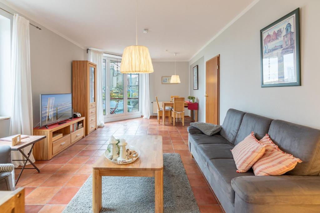 Stadtlust 2 في هوسوم: غرفة معيشة بها أريكة وطاولة