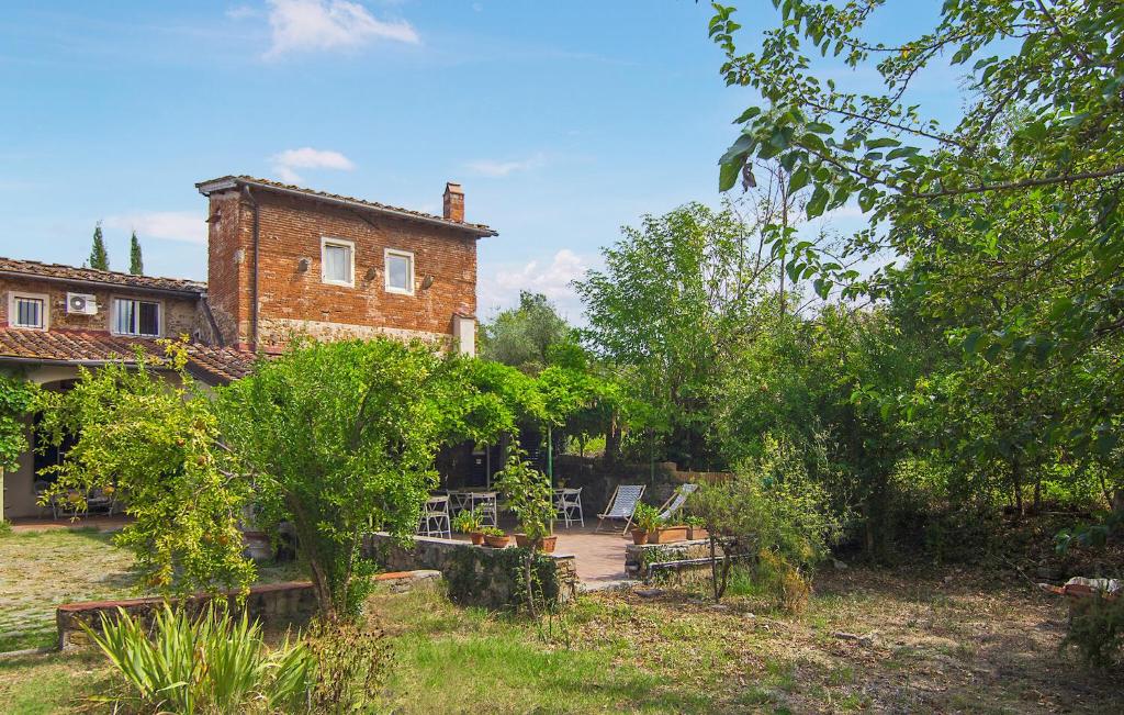 Casa de ladrillo con patio en Gorgeous Home In Firenze, en Il Portico
