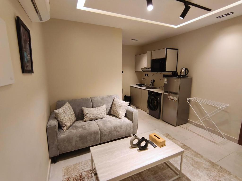 un soggiorno con un divano e un tavolo di Ram101 a Gedda