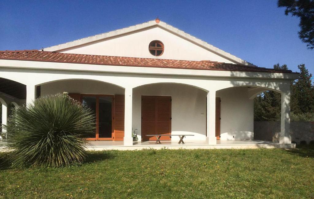 ein weißes Haus mit Veranda und einem Tisch im Garten in der Unterkunft Beautiful Apartment In Gdinj in Gdinj