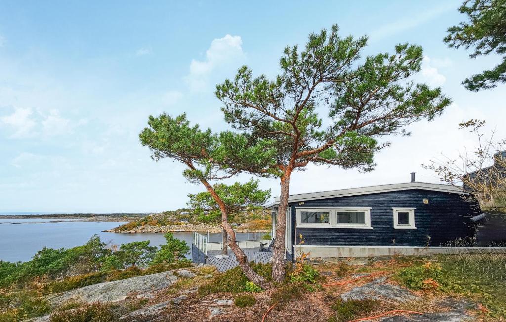 una casita en la orilla de un lago en Amazing Home In Gressvik With Wifi, en Slevik