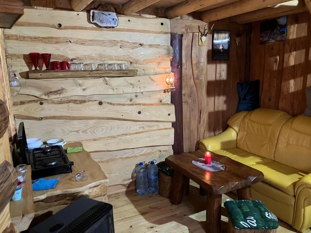 Ein Sitzbereich in der Unterkunft Domek Baby Jagi Prawdziwy Survival