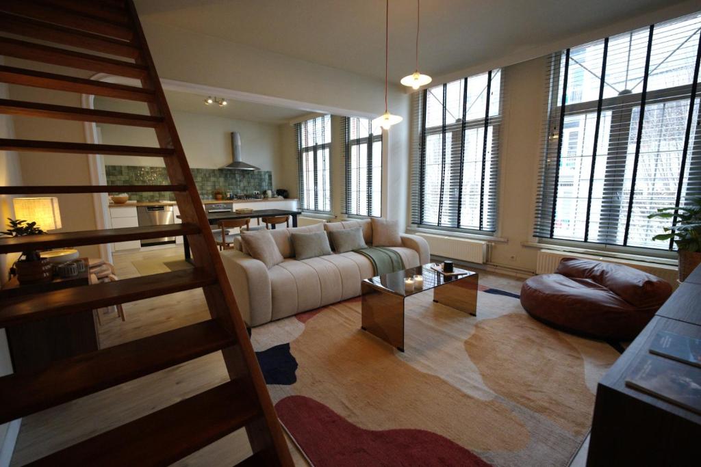 un soggiorno con un divano e un tavolo di Appartment in Lier City Center a Lier