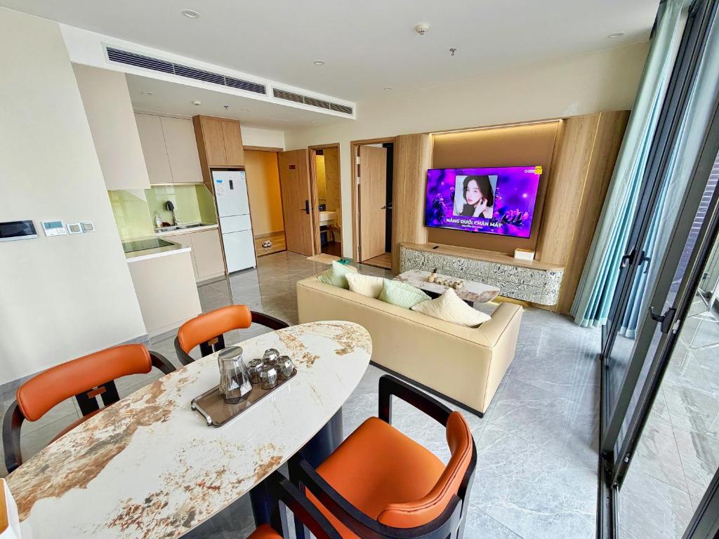 un salon avec un canapé et une table dans l'établissement Luxury Apartment Super Cheap Price Ha Long, à Hạ Long
