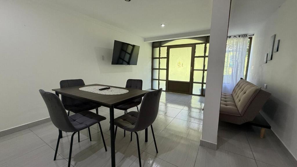Μια τηλεόραση ή/και κέντρο ψυχαγωγίας στο Apartment 5 minutes from the airport, stadium and Unicentro