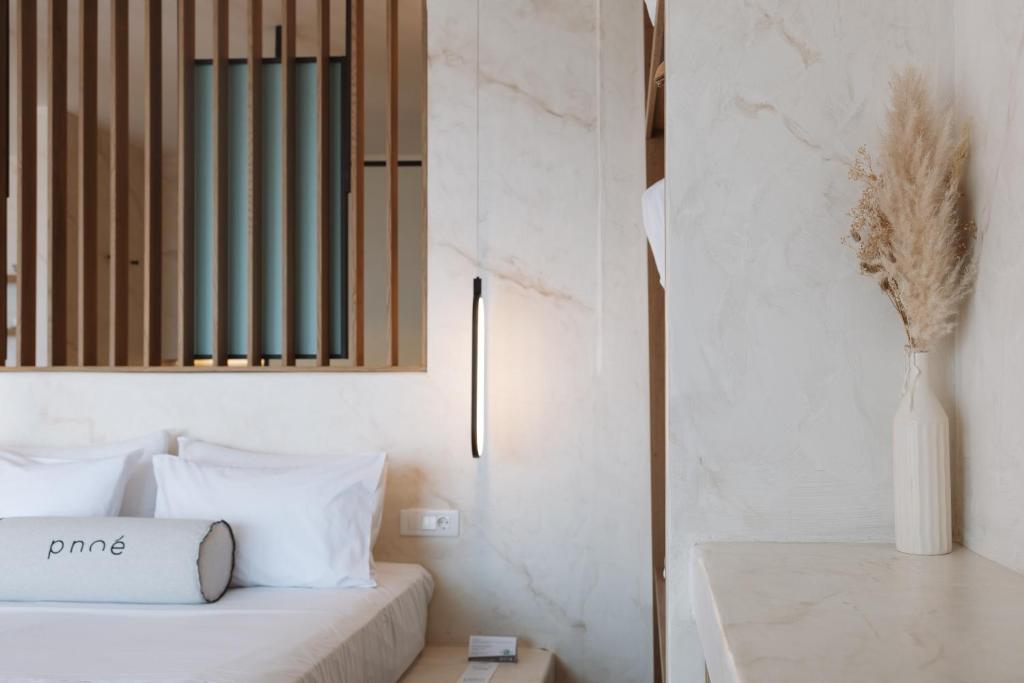 Pnoe Luxury Suites - 12