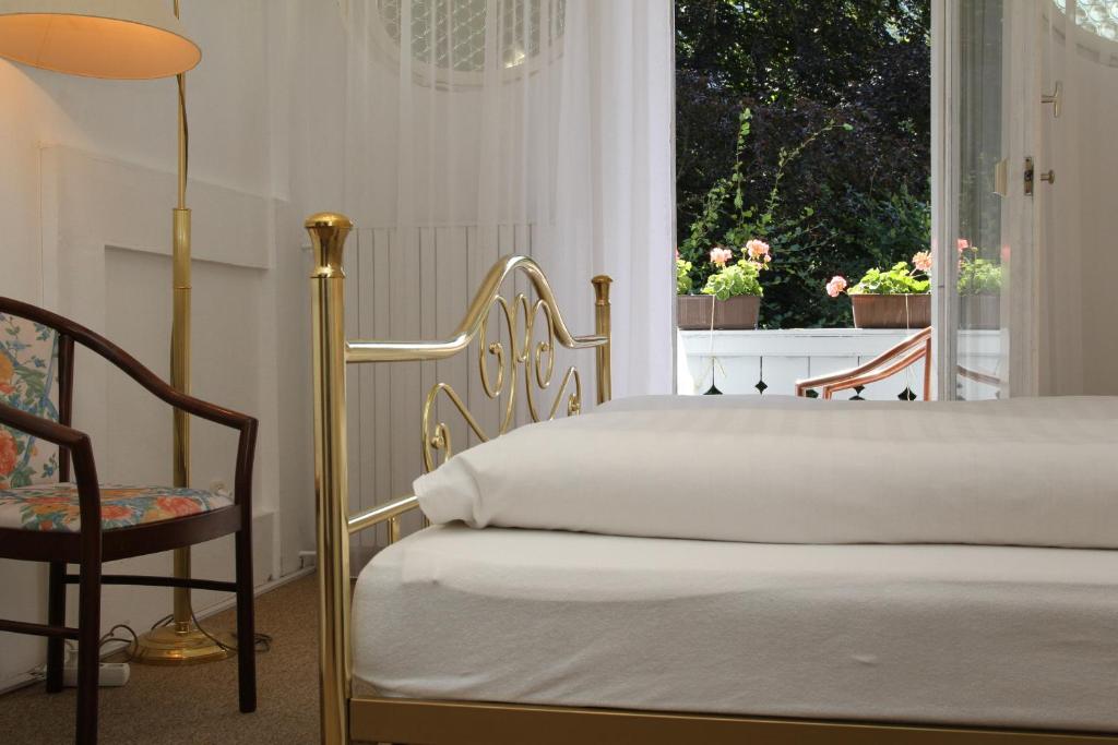 Een bed of bedden in een kamer bij Romantic-Pension Albrecht - since 1901