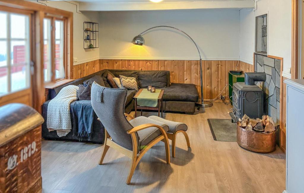 una sala de estar con un sofá y una mesa en Cozy Home In Oppdal With House A Mountain View, en Fagerhaug