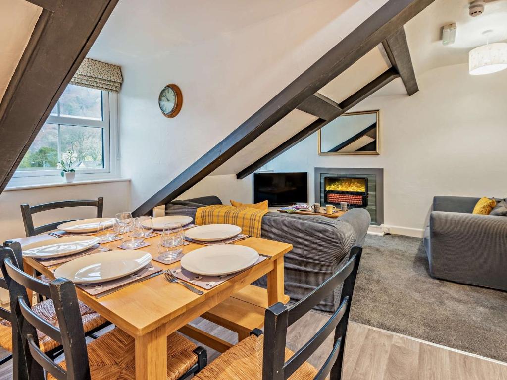 ein Esszimmer und ein Wohnzimmer mit Tisch und Stühlen in der Unterkunft 4 Bed in Rosthwaite 86392 in Rosthwaite