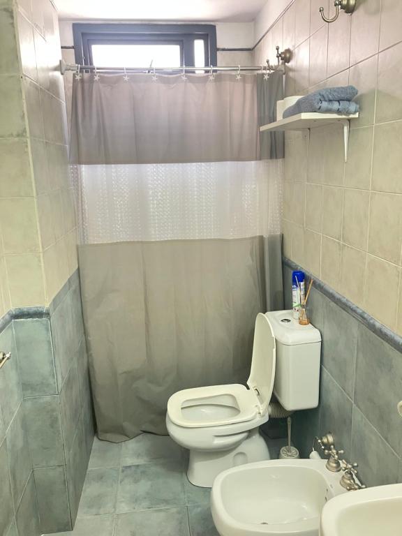 Un baño con inodoro, ducha y lavabo. en Dpto Nueva Cordoba, en Córdoba
